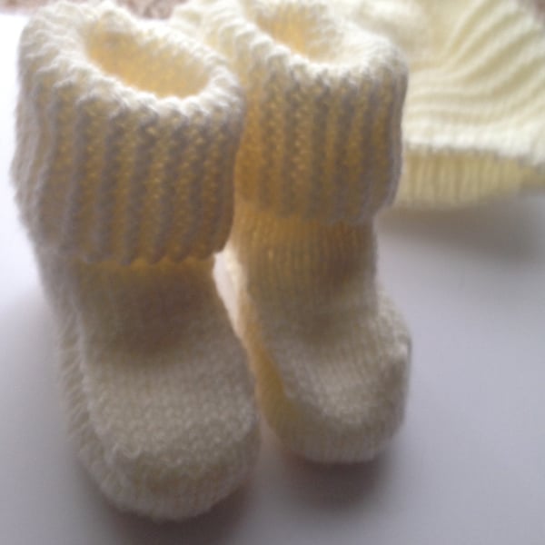 Hand kniited baby hat & ugg style booties