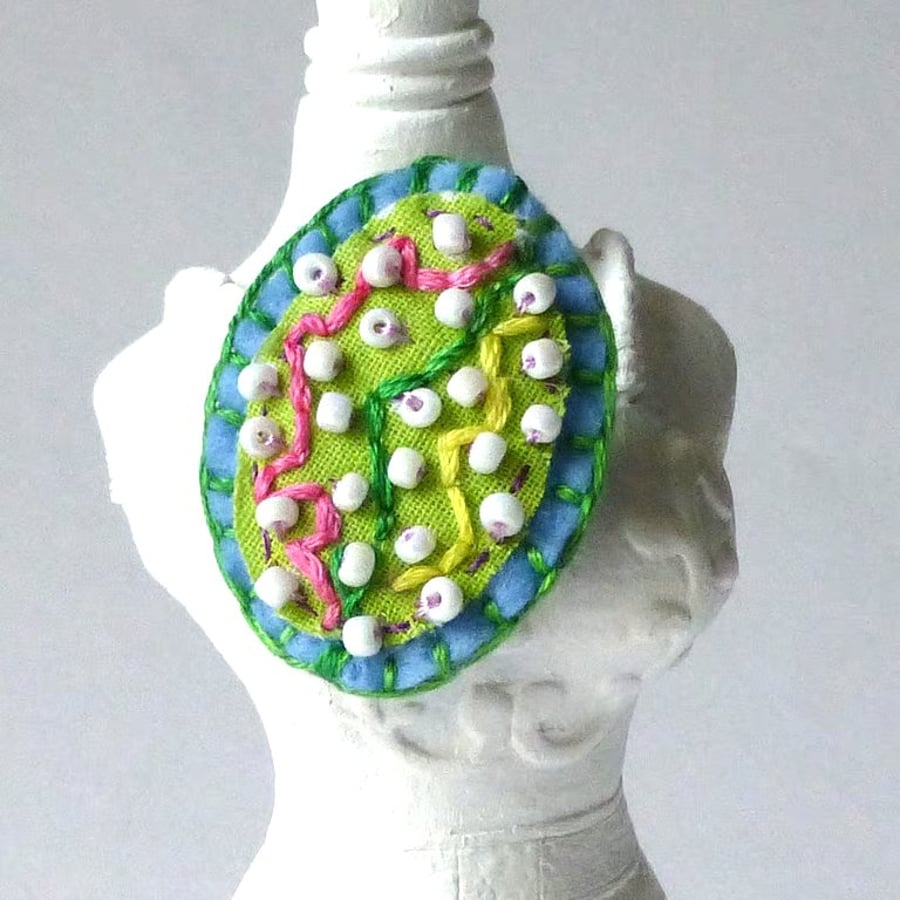 Brooch pin, oval, beaded, fabric, Edith