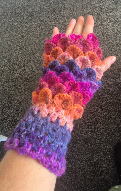 Dragon scale handwarmers Fingerless gloves