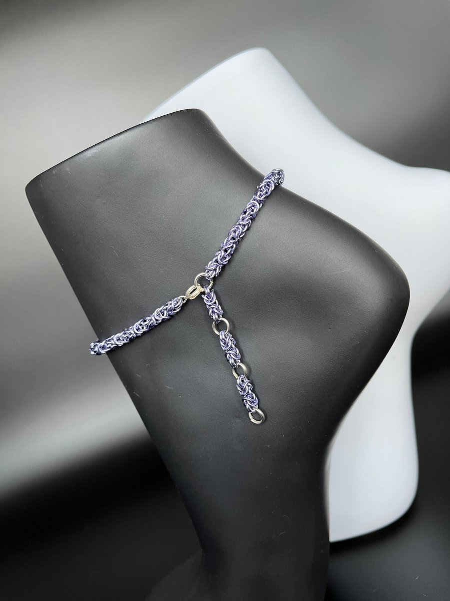 Light and versatile lilac anklet