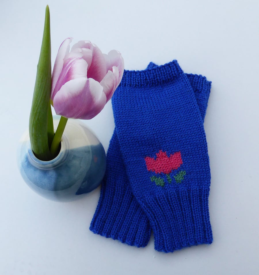 Knitted Fingerless Gloves with Tulip Motif