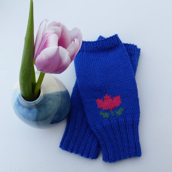 Knitted Fingerless Gloves with Tulip Motif