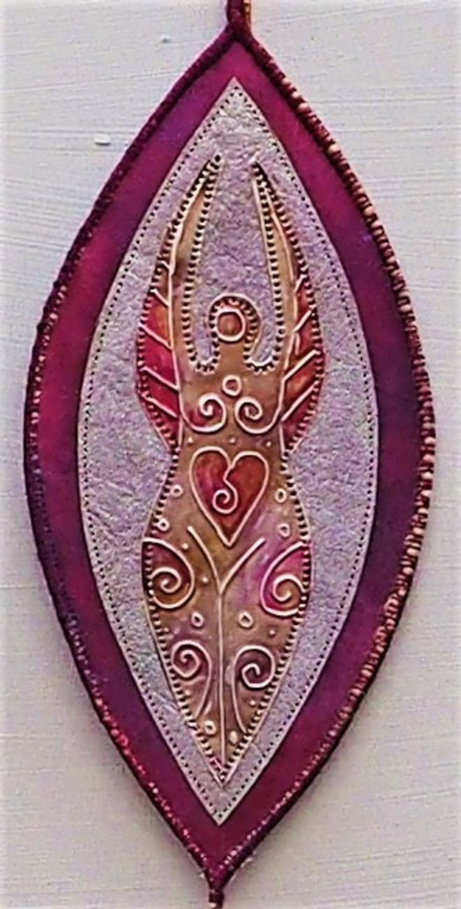GAM556 - Goddess Aura Wallhanging - Plum-Pink - 21cm (8.5") long plus yarn