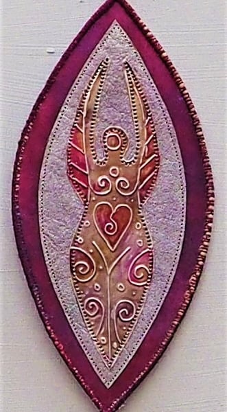 GAM556 - Goddess Aura Wallhanging - Plum-Pink - 21cm (8.5") long plus yarn