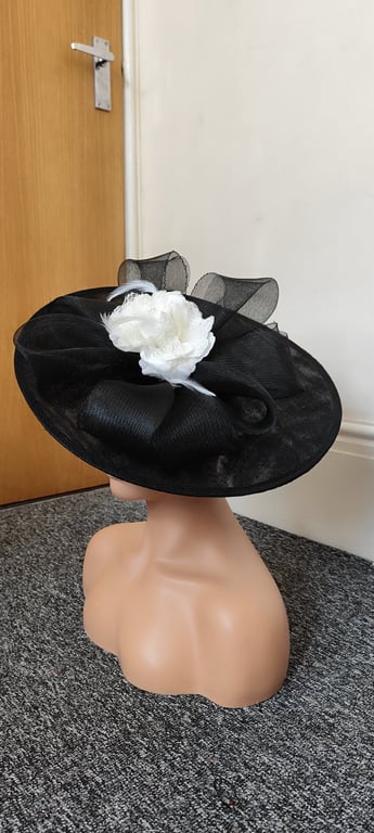 Elegant black fascinator hat perfect for special occasions wedding ascot races p