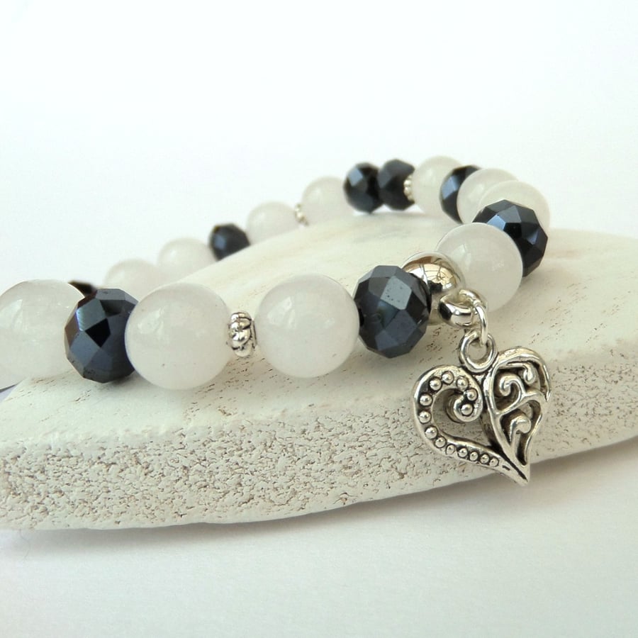 Stretchy heart charm bracelet, with white jade and jet crystal