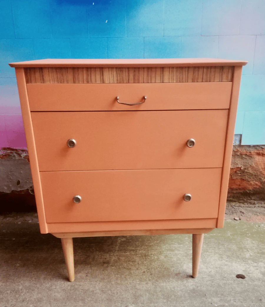 Little mid century chest of drawers