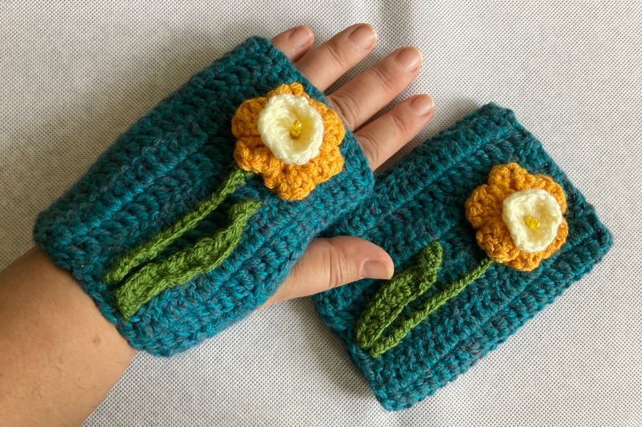 Fingerless gloves crochet flower design