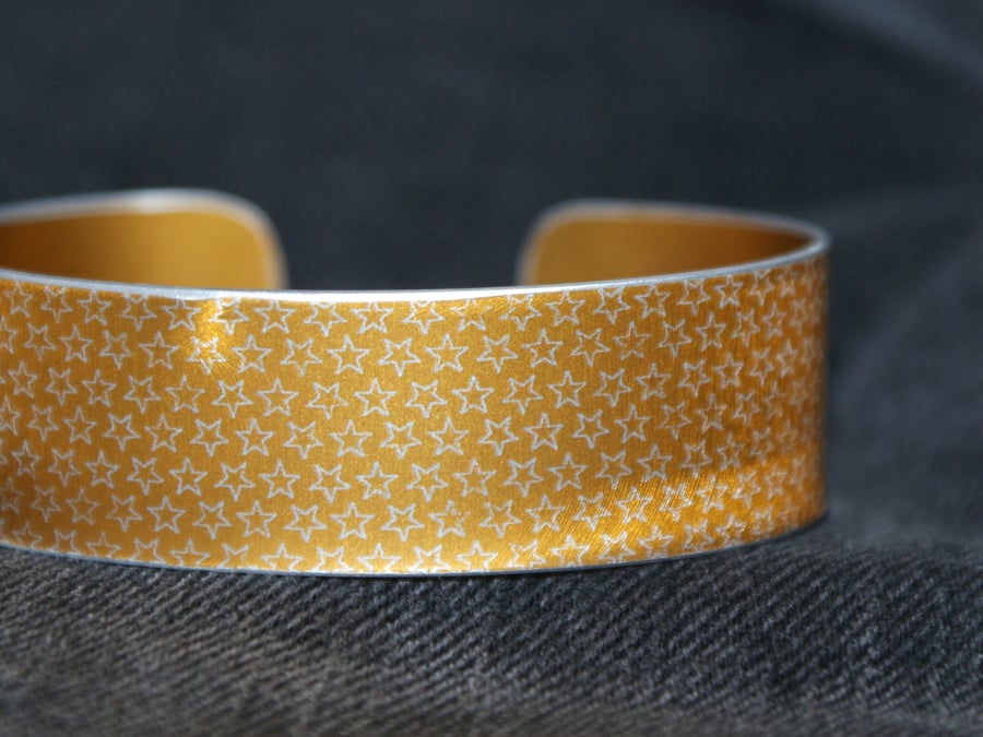 Star pattern aluminium cuff pale mustard