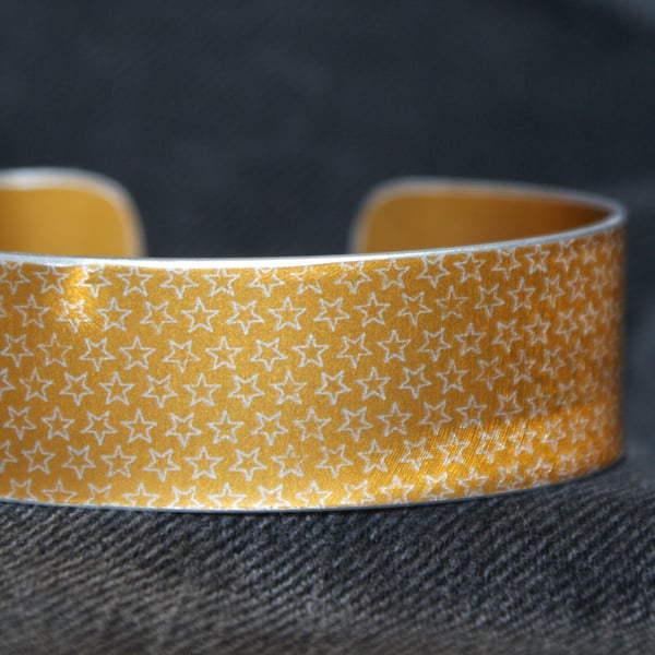 Star pattern aluminium cuff pale mustard