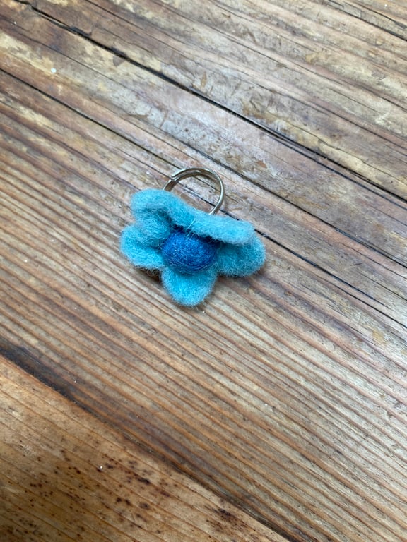 Turquoise Flower Ring. (677)