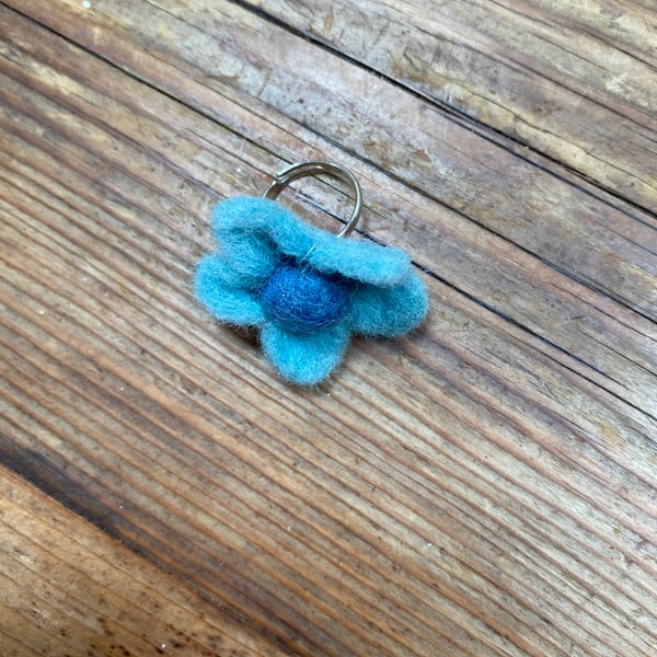 Turquoise Flower Ring. (677)
