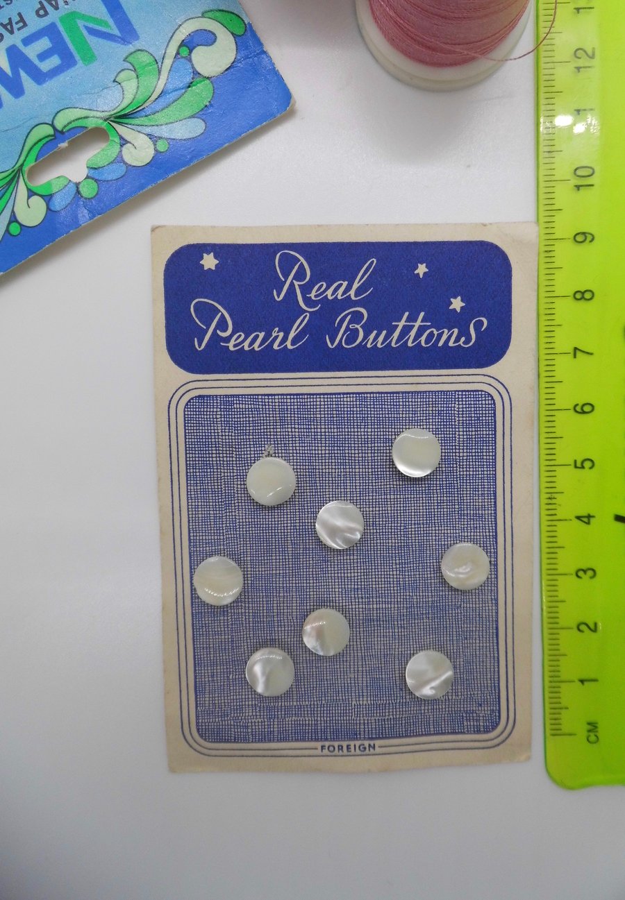 8 round vintage buttons pearl 8mm diameter 