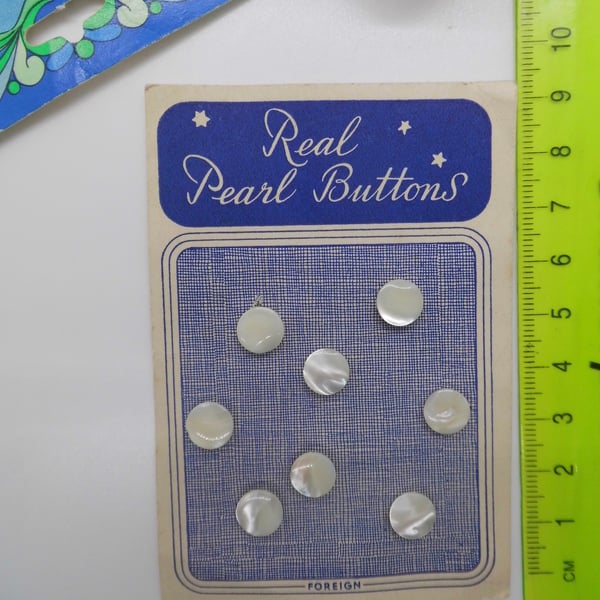 8 round vintage buttons pearl 8mm diameter 