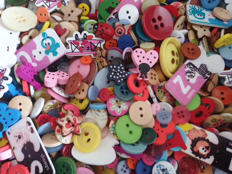 Buttons - MIXED MATERIALS - Pack of 100 - Lots of Themes - Ideal for Crafts