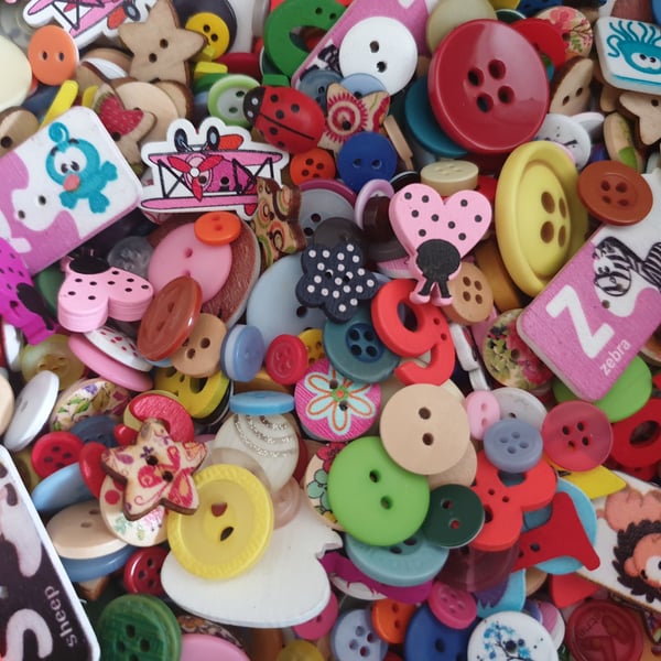 Buttons - MIXED MATERIALS - Pack of 100 - Lots of Themes - Ideal for Crafts