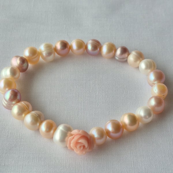 Freshwater pearl stretchy bracelet with pink murano glass rose
