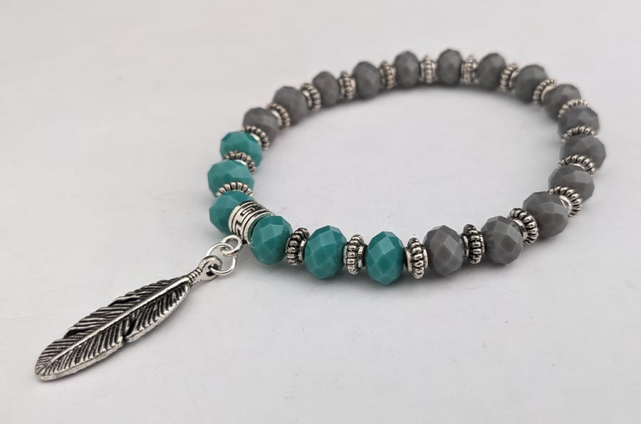 Grey and green bracelet with feather charn - 2001455
