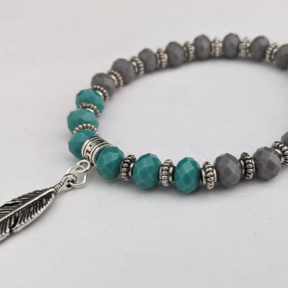 Grey and green bracelet with feather charn - 2001455