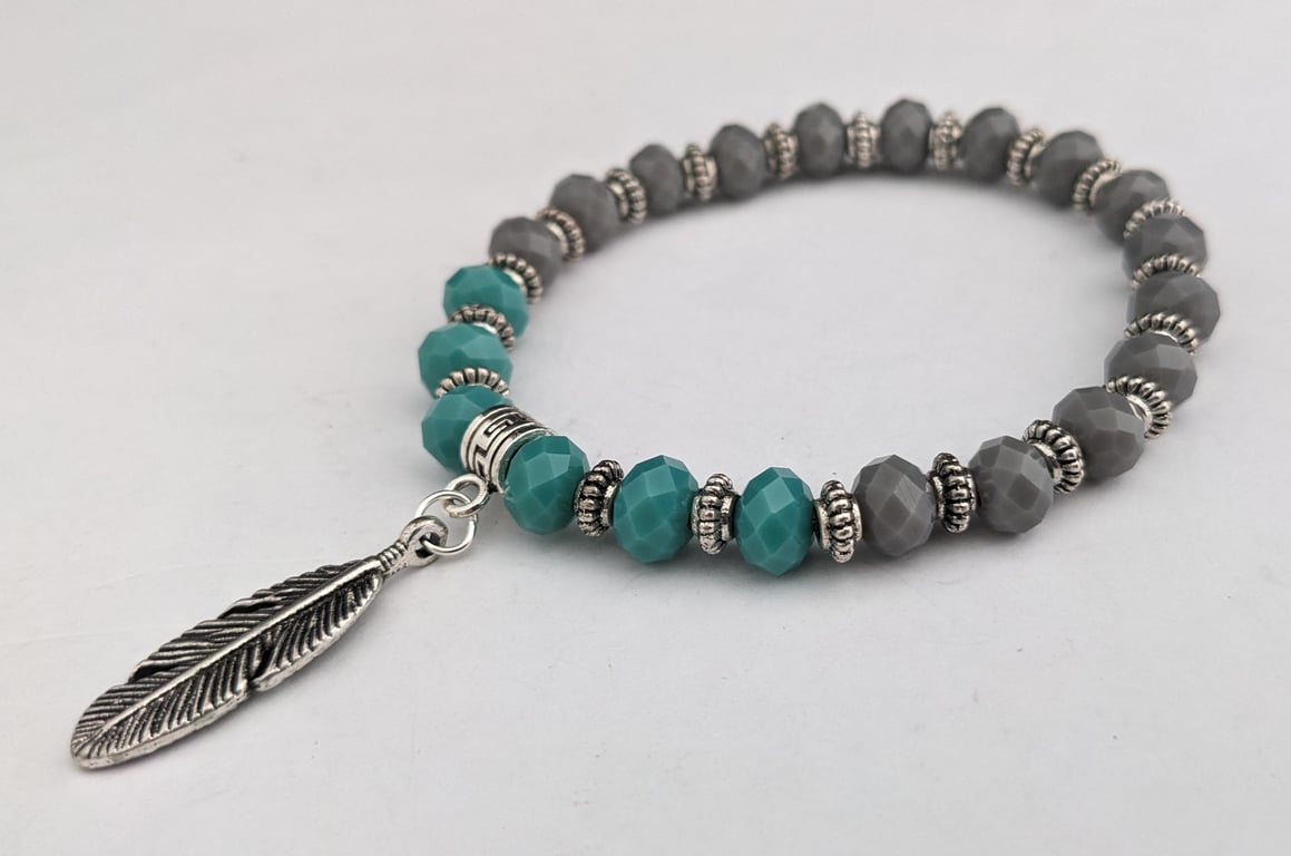 Grey and green bracelet with feather charn - 2001455