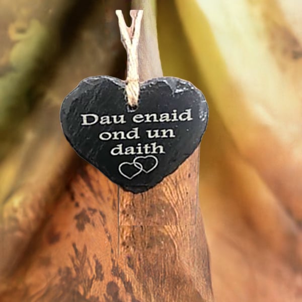 Miniature Heart Slate Engraved in Welsh - Dau enaid ond un daith (Two souls but 