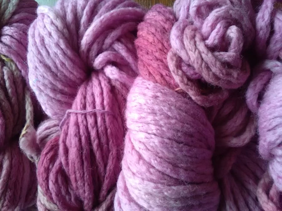 100g Hand-dyed 100% MERINO WOOL SUPERCHUNKY raspberry pinks