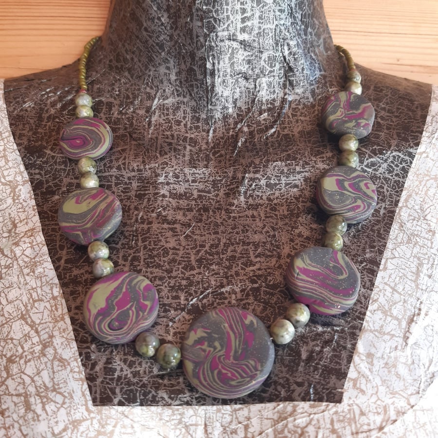 Disc shaped necklace in dark green and magenta
