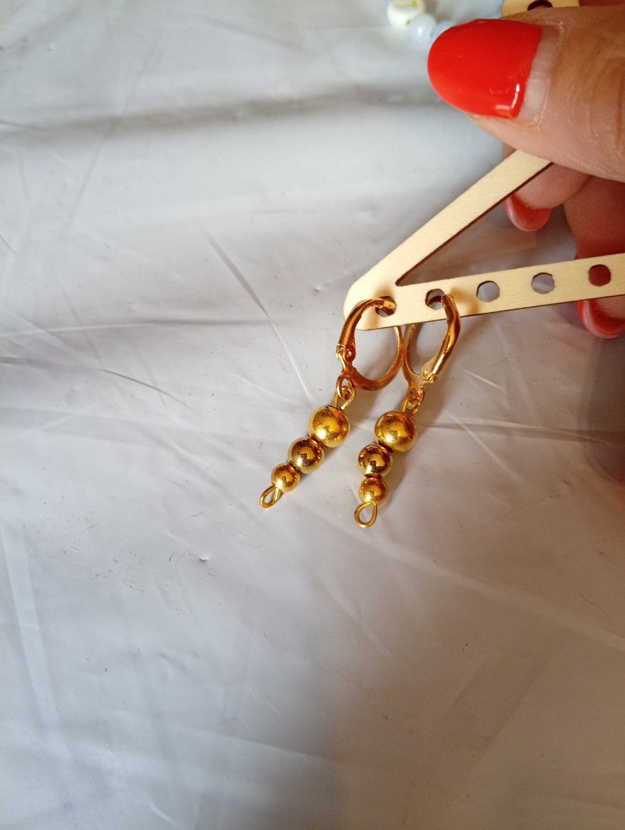 Dangle earrings with beads