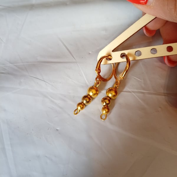 Dangle earrings with beads