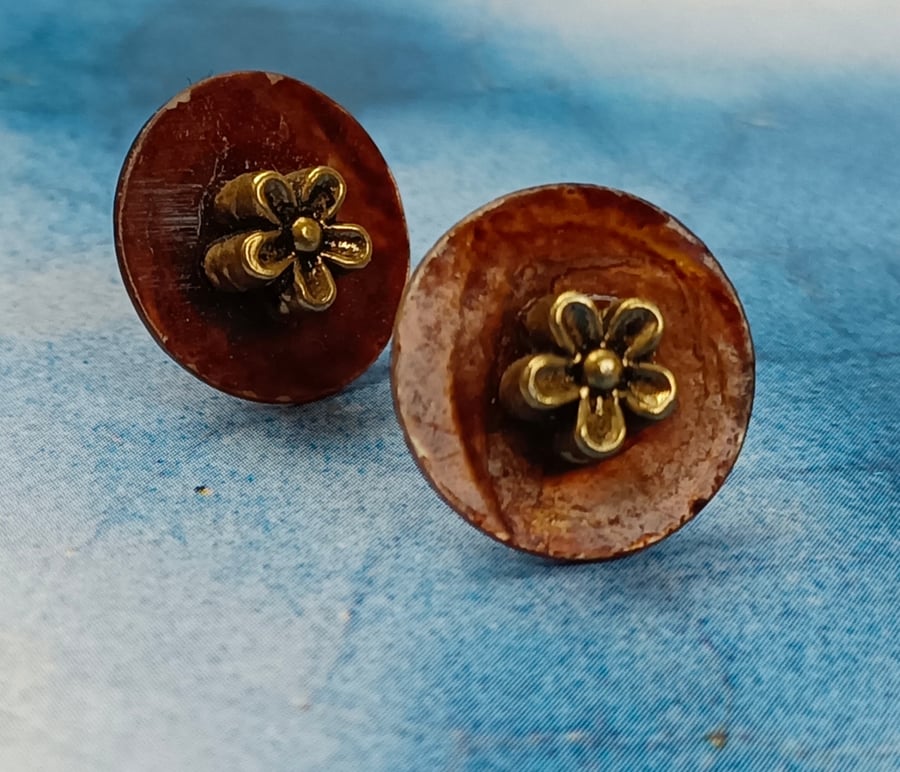 Beautiful Autumnal Shell Stud Earrings with Tiny Golden Flowers