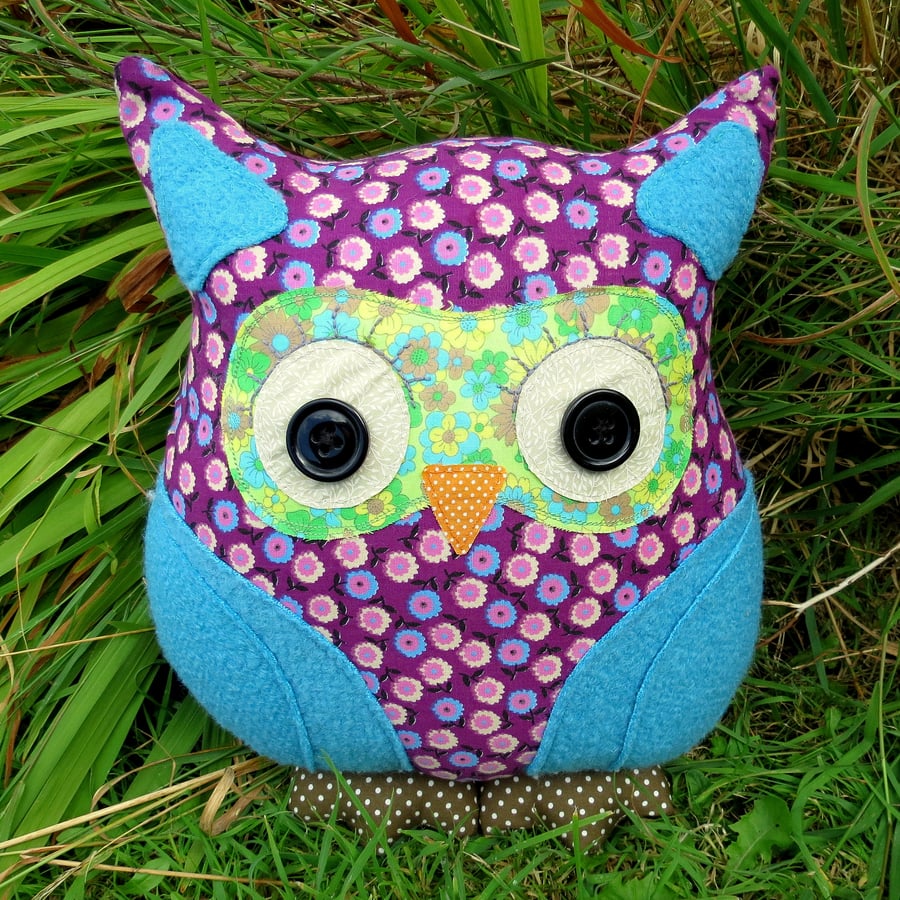 SALE!!!  Lavender Blue,  a groovy retro owl cushion.  1970s fabric.