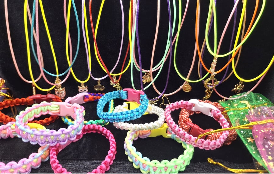 GIRLS PARTY FAVOURS. Pack of 10 gift bags with Jewellery