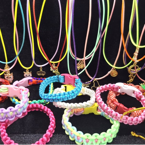 GIRLS PARTY FAVOURS. Pack of 10 gift bags with Jewellery