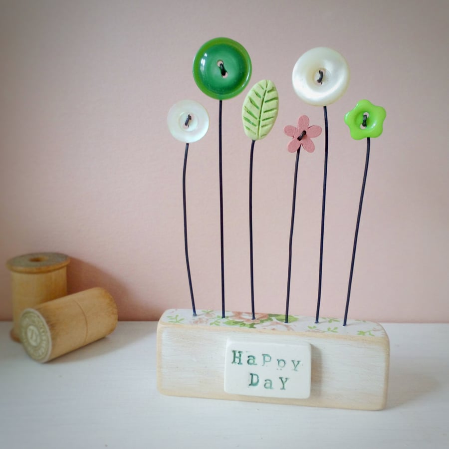 Button flower garden in a wood block 'Happy Day' 