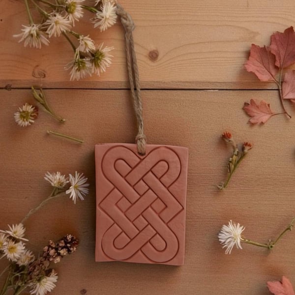 Celtic Knot Vertical Terracotta Hanging Aromatherapy Diffuser Plaque