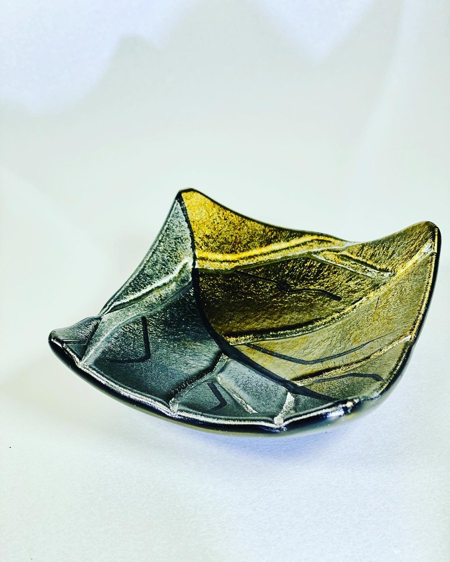 Stunning iridescent gold and silver dish - glass art