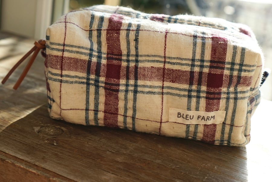 Medium Boxy Makeup Bag – Vintage Fabric Toiletry Pouch for Travel