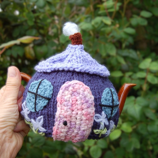 Knitted tea cosy -  Country cottage design to fit a one or two cup teapot