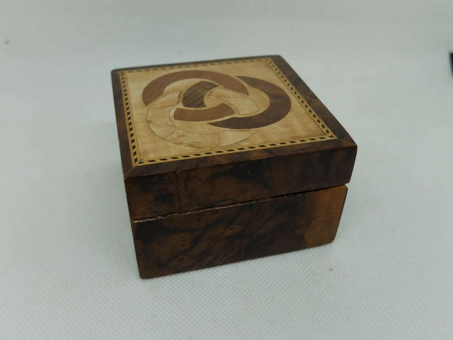 Square oak box hand veneered with celtic rings design, burr walnut to box sides