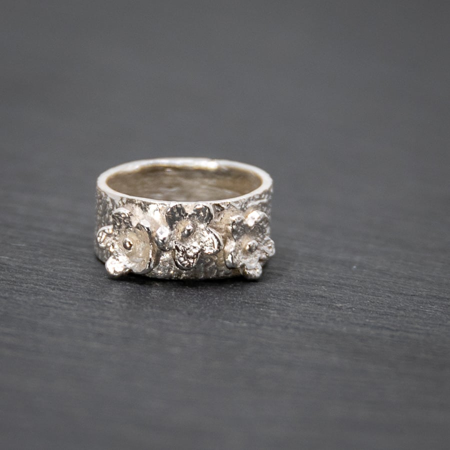 Three Flower Ring (FRS8)