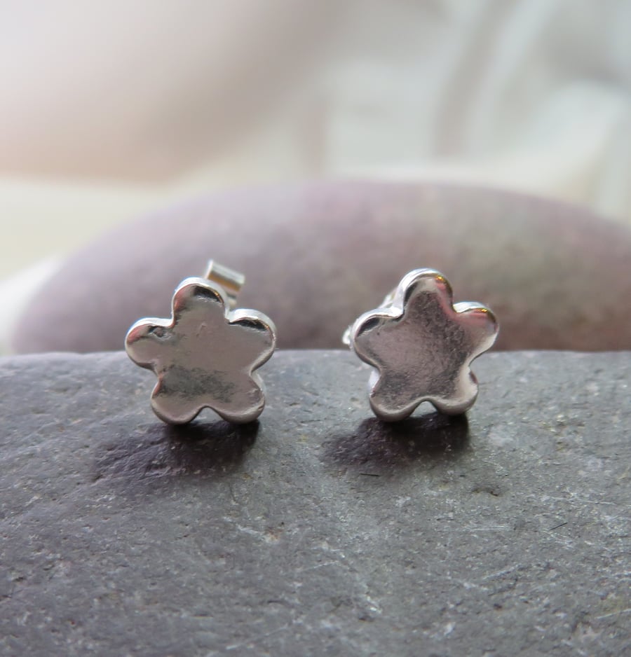 simple silver flower stud earrings
