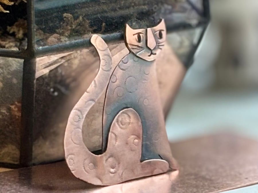 Thoughtful cat brooch 