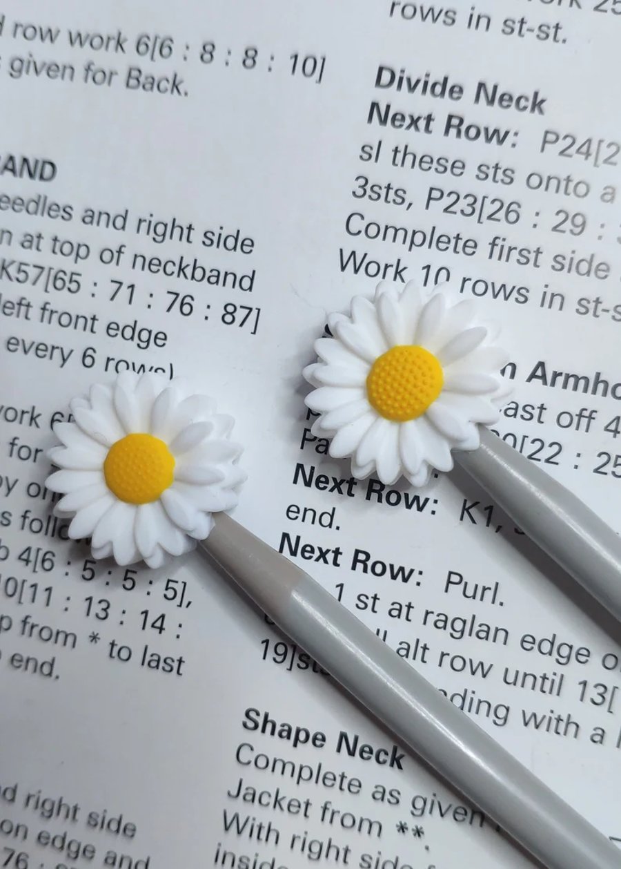 Daisy point protector for knitting