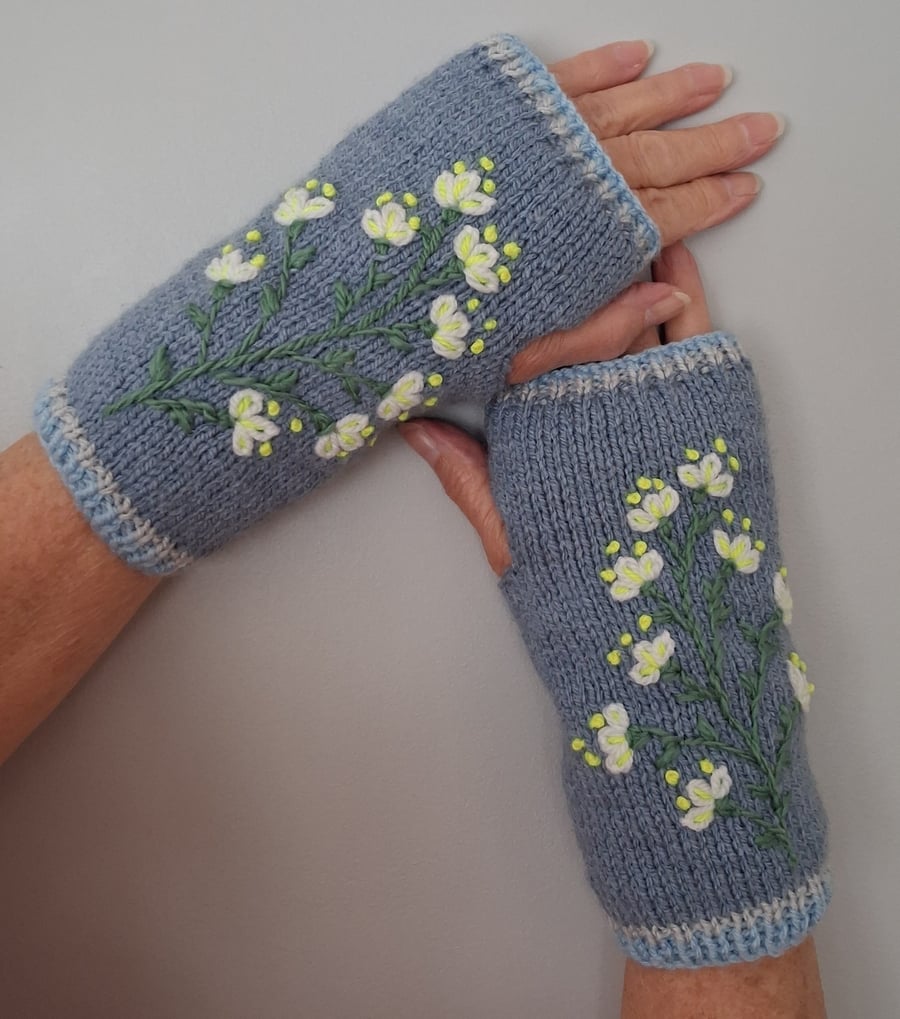 Grey Gloves Embroidered With White And Yellow Flowers Small To Medium (J131)
