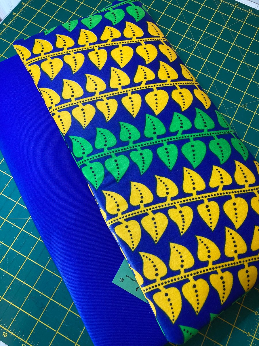 Document folder or folio designed to hold a laptop, cables and business papers,