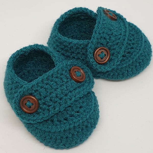 Crochet baby shoes in teal