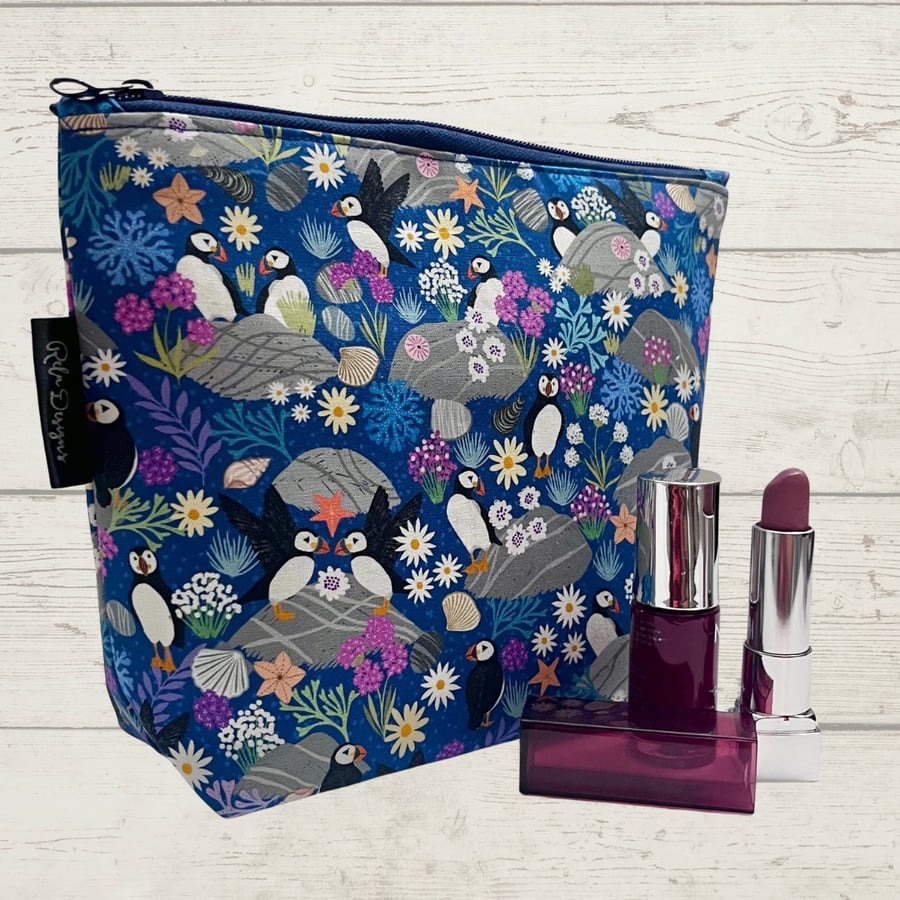 Makeup bags puffins on rocks 
