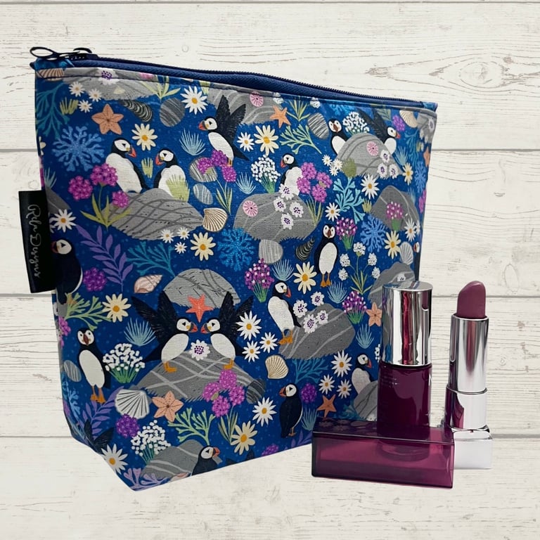 Makeup bags puffins on rocks 