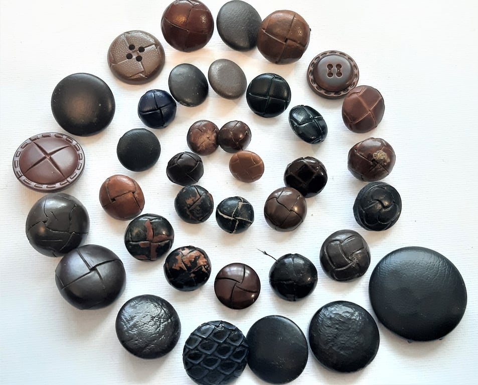 Button lot, leather, faux leather and leather look, pre-loved