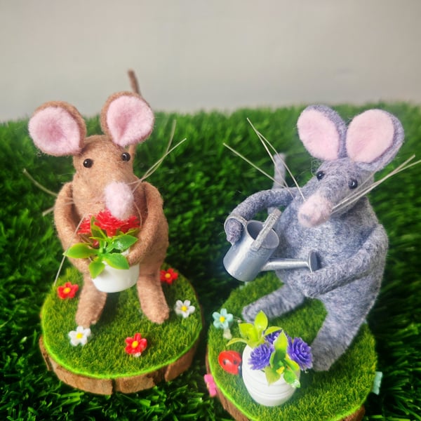 Gardener Mouse -handmade felt mouse